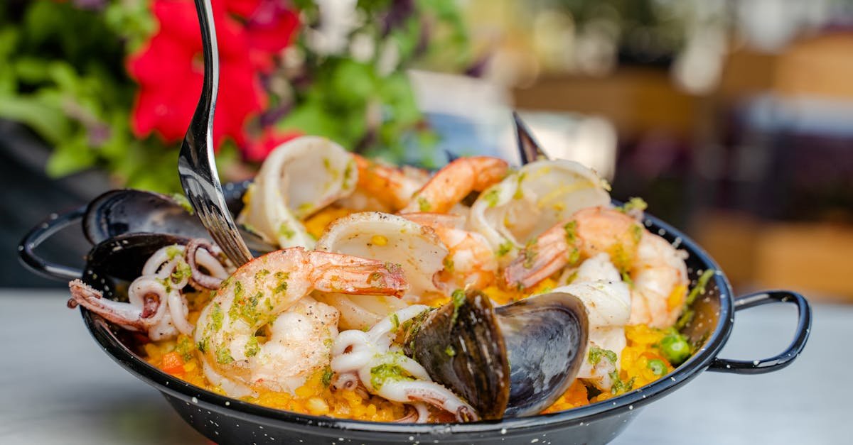 découvrez la véritable paella, un plat emblématique espagnol aux saveurs méditerranéennes. apprenez à la préparer avec des ingrédients frais comme le riz, les fruits de mer et les légumes, pour un voyage culinaire inoubliable.