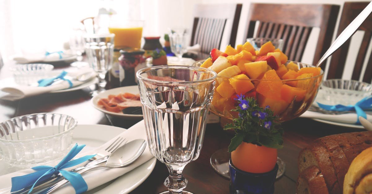 savourez un délicieux brunch, combinant le meilleur du petit-déjeuner et du déjeuner, avec des plats variés et des boissons rafraîchissantes. une expérience conviviale pour bien débuter votre week-end.