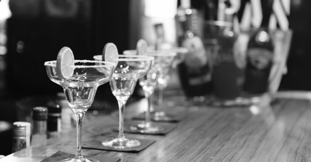 découvrez un univers de saveurs exquises dans notre cocktail bar. profitez d'une ambiance chaleureuse et d'une sélection de cocktails créatifs et raffinés.