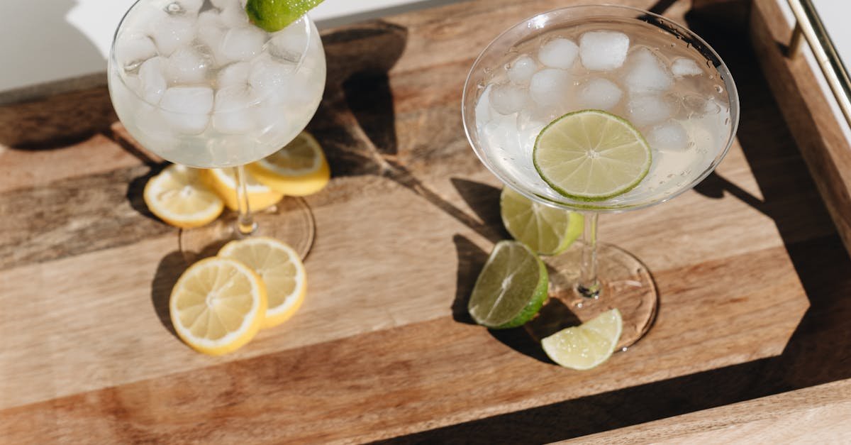 discover the perfect margarita recipe, a refreshing cocktail made with tequila, lime, and orange liqueur. ideal for your evenings, it will charm your guests with its tangy taste and elegant presentation.