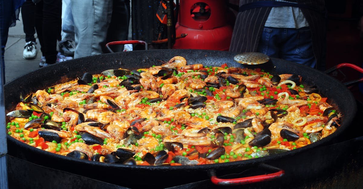 découvrez la paella, un plat emblématique de la cuisine espagnole, riche en saveurs et préparé avec du riz, des fruits de mer, de la viande et des épices. apprenez à réaliser cette recette traditionnelle au goût authentique et savourez un véritable voyage culinaire.