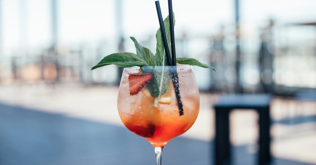 découvrez l'art de la mixologie, la science derrière la création de cocktails raffinés et savoureux. apprenez des techniques professionnelles, des recettes originales et des astuces pour impressionner vos invités lors de vos soirées.