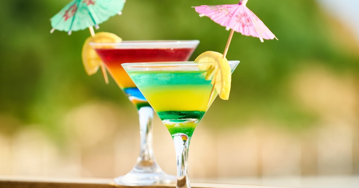 découvrez une sélection créative de recettes de cocktails à préparer chez vous. que ce soit pour une soirée entre amis ou un apéritif, trouvez l'inspiration et les astuces pour réaliser des boissons délicieuses et élégantes.