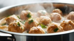 Délicieuses boulettes de dinde nappées d'une sauce onctueuse à la noix de coco et aux arachides