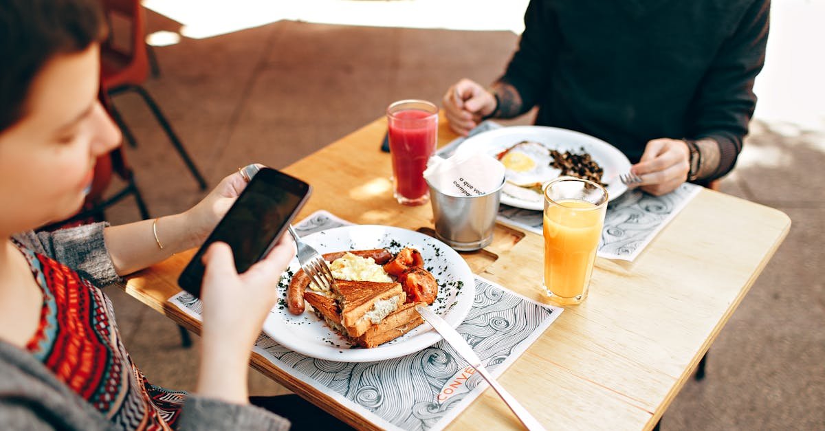 découvrez l'art du brunch avec notre sélection gourmande de plats sucrés et salés, parfaits pour un moment convivial entre amis ou en famille. dégustez une expérience culinaire unique le week-end grâce à des recettes créatives, des boissons savoureuses et une ambiance chaleureuse.