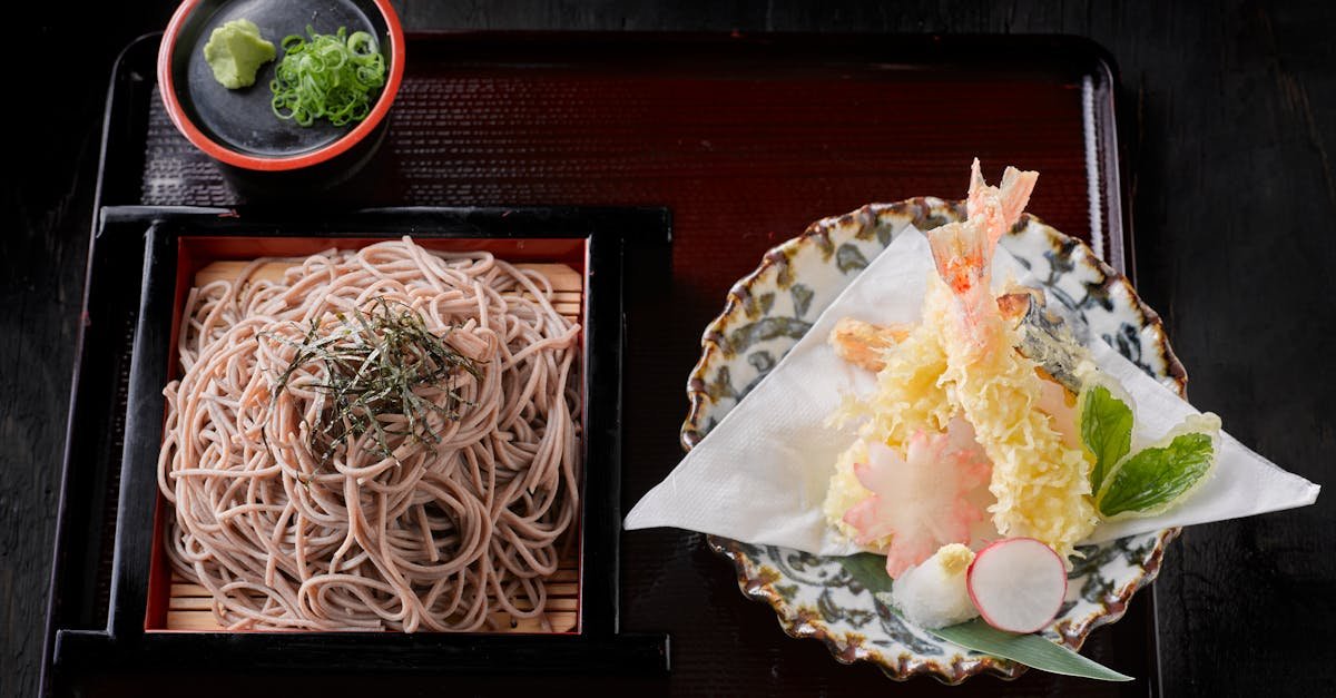 Entdecken Sie das Tempura, ein japanisches Gericht, das knusprig und schmackhaft ist, wo Meeresfrüchte und Gemüse in einem leichten Teig frittiert werden und ein einzigartiges kulinarisches Erlebnis bieten. Lernen Sie die Geheimnisse seiner Zubereitung und genießen Sie diese köstliche Spezialität!