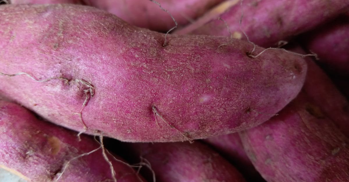 descubre la receta auténtica del tom yam kung, un plato tailandés emblemático a base de camarones, especias aromáticas y hierba limón. sumérgete en un abanico de sabores ácidos y picantes que despertarán tus papilas.