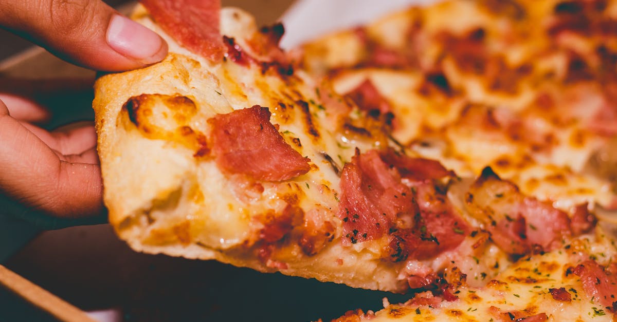 Discover a world of flavors with our selection of artisanal pizzas. Fresh ingredients, authentic recipes and a love for Italian cuisine come together in every bite. Order your favorite pizza now and enjoy!