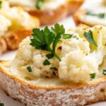 Savory tartines of pickled cauliflower, topped with grated Comté cheese and parsley: the perfect snack for your breaks!